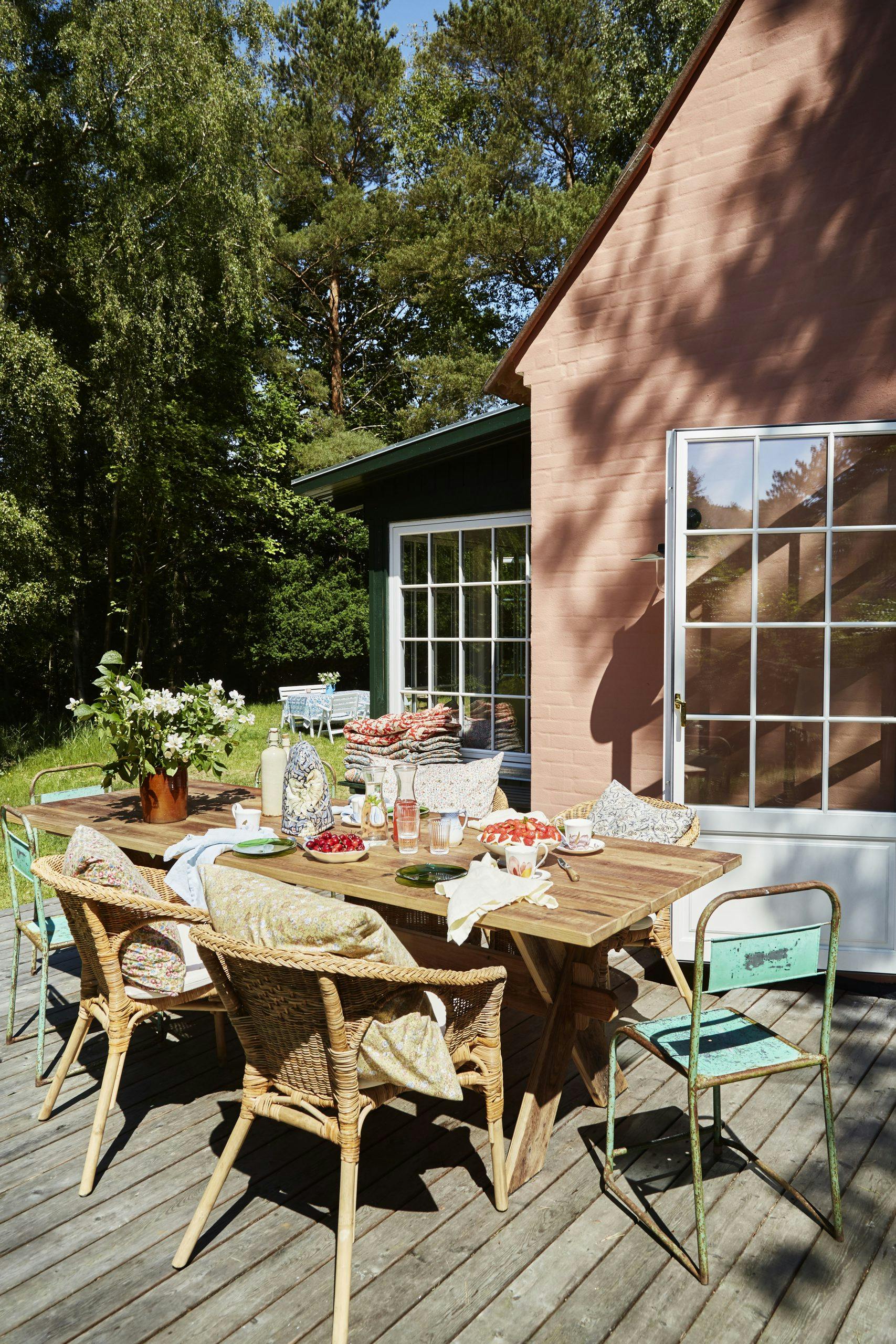 detlillesommerhus34 Royal Copenhagen og kurvestole fra Ikea